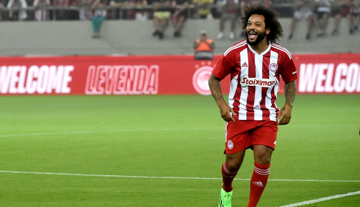 Nasib Marcelo bahkan sempat dilaporkan lebih dekat dengan pensiun. Meskipun sang pemain sama sekali tidak berencana untuk gantung sepatu selepas perjalanannya selesai bersama Los Blancos. Sejumlah tim mencoba mendekatinya, tetapi akhirnya kesepakatan tidak pernah tercapai. Marcelo baru mengatakan iya untuk bergabung dengan klub raksasa di Yunani.(AFP/Angelos Tzortzinis)