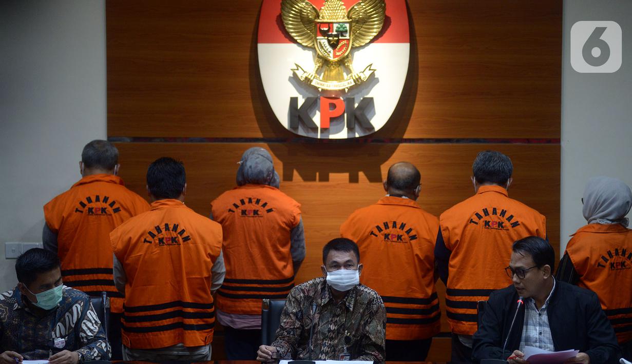 Wakil Ketua KPK Nawawi Pomolango (tengah) mengumumkan hasil OTT terhadap Bupati Kutai Timur Ismunandar di Gedung KPK, Jakarta, Jumat (3/7/2020). KPK menahan tujuh tersangka dugaan suap pekerjaan infrastruktur di lingkungan Pemerintah Kabupaten Kutai Timur tahun 2019-2020. (merdeka.com/Imam Buhori)