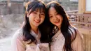 Kedua temannya pun sama-sama mengenakan hanbok warna soft pink yang serasi.  [@bysrahyoon/@ralineshah]