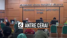 Akibat angka perceraian yang semakin tinggi di Sidoarjo. Warga harus antre panjang saat akan melakukan sidang atau mengambil formulir. Situasi ini juga diperparah dengan tak seimbangnya fasilitas di pengadilan agama.