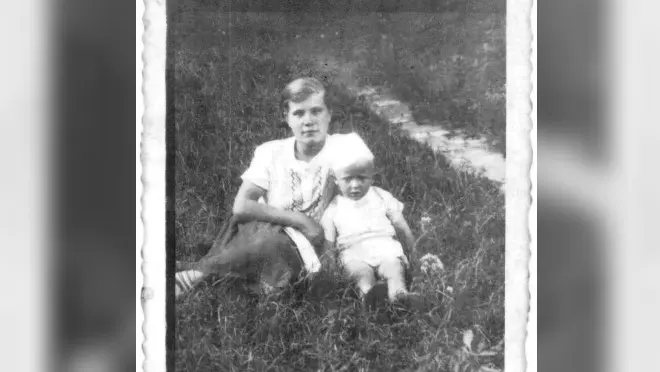 Krystyna Farley bersama keponakannya pada tahun 1938 (Dokumentasi Krystyna Farley)