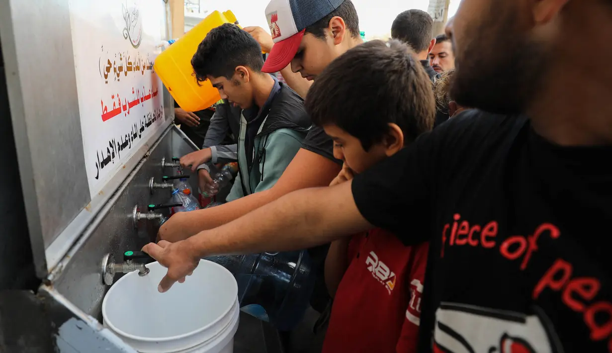 Badan Pengungsi PBB untuk Palestina mengatakan air kini menjadi masalah penting bagi orang-orang di Jalur Gaza setelah Israel menghentikan pasokan air. (Dawood NEMER/AFP)