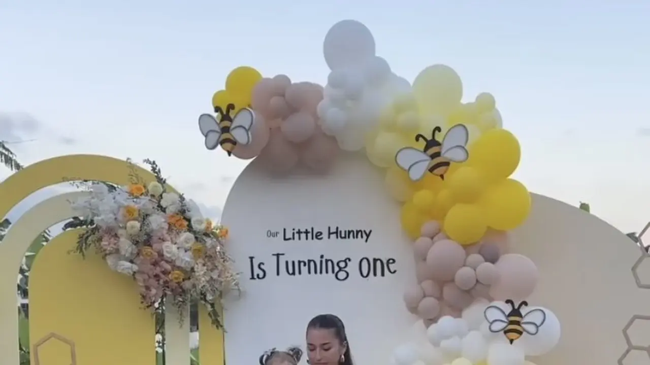 Tampilan Menggemaskan Kamari Putri Jennifer Coppen dan Mendiang Papar Dali ulang tahun pertama