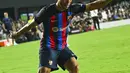 Bek Barcelona, Sergino Dest mengumpan bola saat bertanding melawan Inter Miami FC pada pertandingan persahabatan pramusim di DRV PNK Stadium di Fort Lauderdale, Florida (19/7/2022). Bercelona menang telak atas Inter Miami 6-0. (AFP/Chandan Khanna)