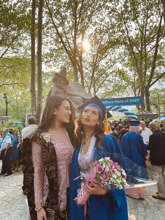 "Teruslah belajar, teruslah berusaha, teruslah berprestasi, dan teruslah menjelajah melalui perjalananmu. Selamat sayang, aku sangat bangga padamu," tulis peraih Karya Produksi R&B Terbaik AMI 2003. [Instagram/aaliyah.massaid/rezaartameviaofficial]