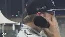 Nico Rosberg menangis terharu di atas podium F1 GP Abu Dhabi. Pencapaian Nico ini menyamai ayahnya, Keke Rosberg, yang menjadi juara dunia F1 musim 1982. (Bola.com/Twitter/F1)