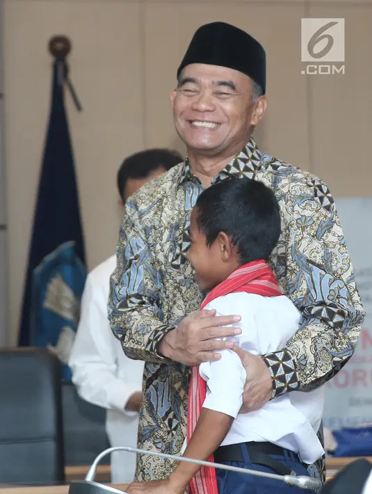 Yohanes “Joni” Ande Kala bertemu Menteri Pendidikan dan Kebudayaan, Muhadjir Effendy di Jakarta, Senin (20/8). Selain beasiswa, Joni juga mendapat bonus laptop, sepatu, pakaian dan perlengkapan sekolah dari Mendikbud. (Liputan6.com/Herman Zakharia)