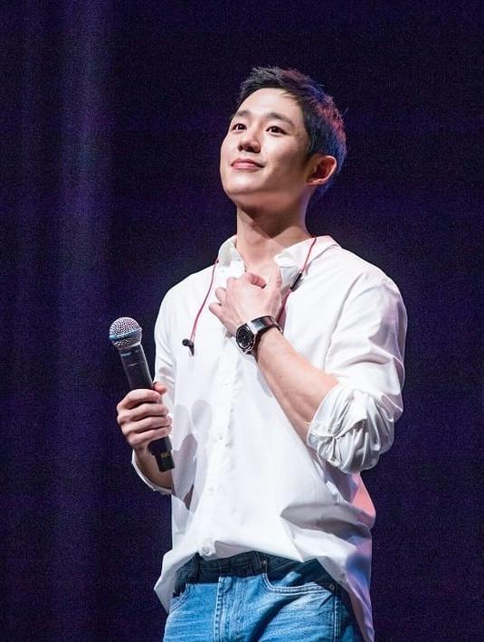 Kini Jung Hae In tumbuh menjadi seorang pria yang tampan dan maskulin. Tak hanya itu, saat ini bayaran iklan Jung Hae In juga naik sampai empat kali lipat. (Foto: instagram.com/holyhaein)