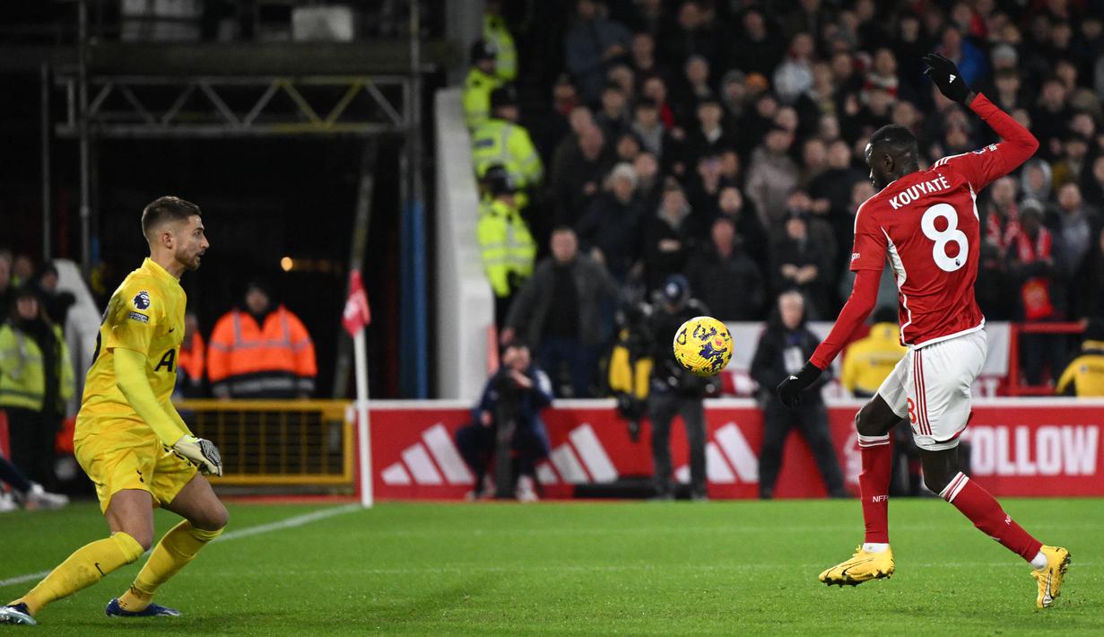 Pemain Nottingham Forest, Cheikhou Kouyate (kanan), yang sudah berhadapan satu lawan satu dengan penjaga gawang Tottenham Hotspur, Guglielmo Vicario, gagal mencetak gol dalam pertandingan pekan ke-17 Liga Inggris 2023/2024 yang berlangsung di The City Ground, Sabtu (16/12/2023) dini hari WIB. (AFP/Oli Scarff)