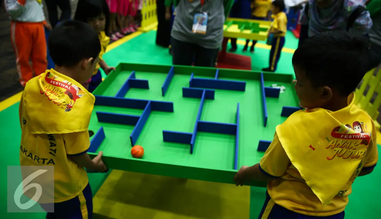 Sejumlah anak saat bermain di Festival Anak Jujur 2016 di area Ecovention, Jakarta, Rabu (31/8). Anak-anak yang berusia 5-12 tahun itu mengikuti Festival Anak Jujur  yang digelar KPK dari 31 Agustus dan 1 Juli. (Liputan6.com/Faizal Fanani)
