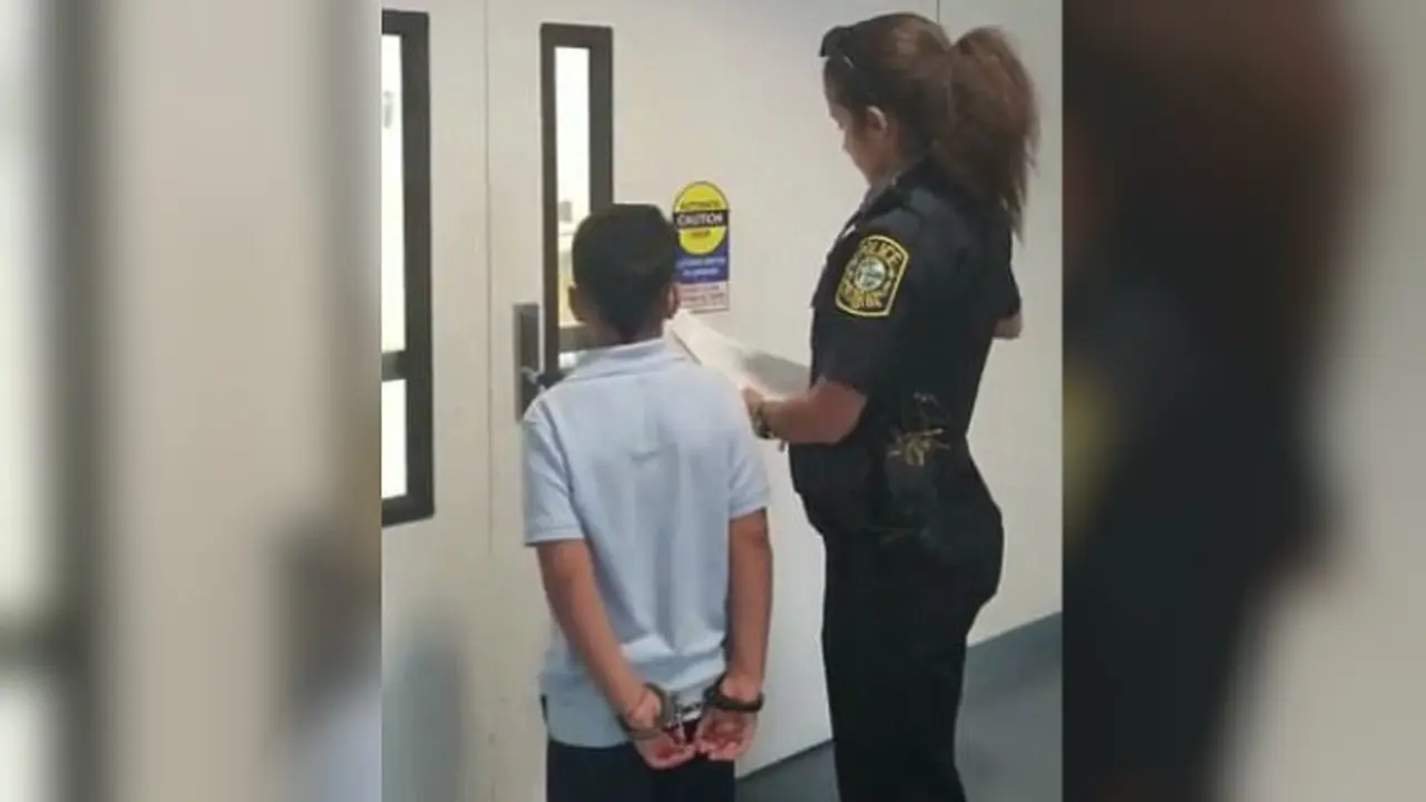 Ibu dari bocah asal Amerika Serikat menangis saat anaknya digiring oleh polisi dengan keadaan kedua tangan diborgol. (Facebook/Mercy Alvarez)