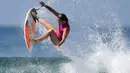 Peselancar AS, Courtney Conlogue melakukan lompatan sehari sebelum dimulainya kejuaraan dunia surfing dari Liga Selancar Dunia (World Surf League) di Pantai Keramas Kabupaten Gianyar, Bali, Minggu (12/5/2019). Ajang itu akan diselenggarakan mulai 13-25 Mei 2019. (SONNY TUMBELAKA/AFP)