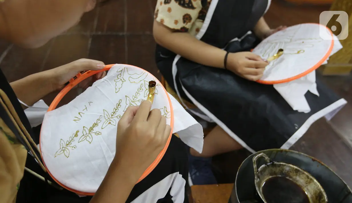 Wisatawan belajar mencanting batik tulis pada pagelaran "Merayu Trenggalek Fashion Day 2022", di Museum Tekstil, Jakarta, Jumat (20/5/2021). Kegiatan tersebut merupakan upaya memperkenalkan pesona Trenggalek sebagai lokal wisata domestik Jawa Timur sekaligus mendongkrak UMKM sebagai momentum kebangkitan perekonomian masyarakat Trenggalek. (Liputan6.com/Fery Pradolo)