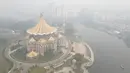 Foto udara memperlihatkan kabut asap menyelimuti kawasan di sekitar gedung Dewan Undangan Negeri Sarawak di Kuching, Malaysia, Selasa, 1 September 2026. (AFP)