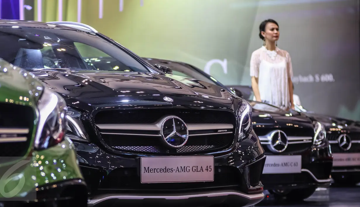 Mobil Mercedez Benz berjejer saat peluncuran tujuh mobil terbaru Mercedes Benz di Gaikindo Indonesia International Auto Show (GIIAS), ICE BSD, Tangsel, Kamis (11/8). (Liputan6.com/Fery Pradolo)