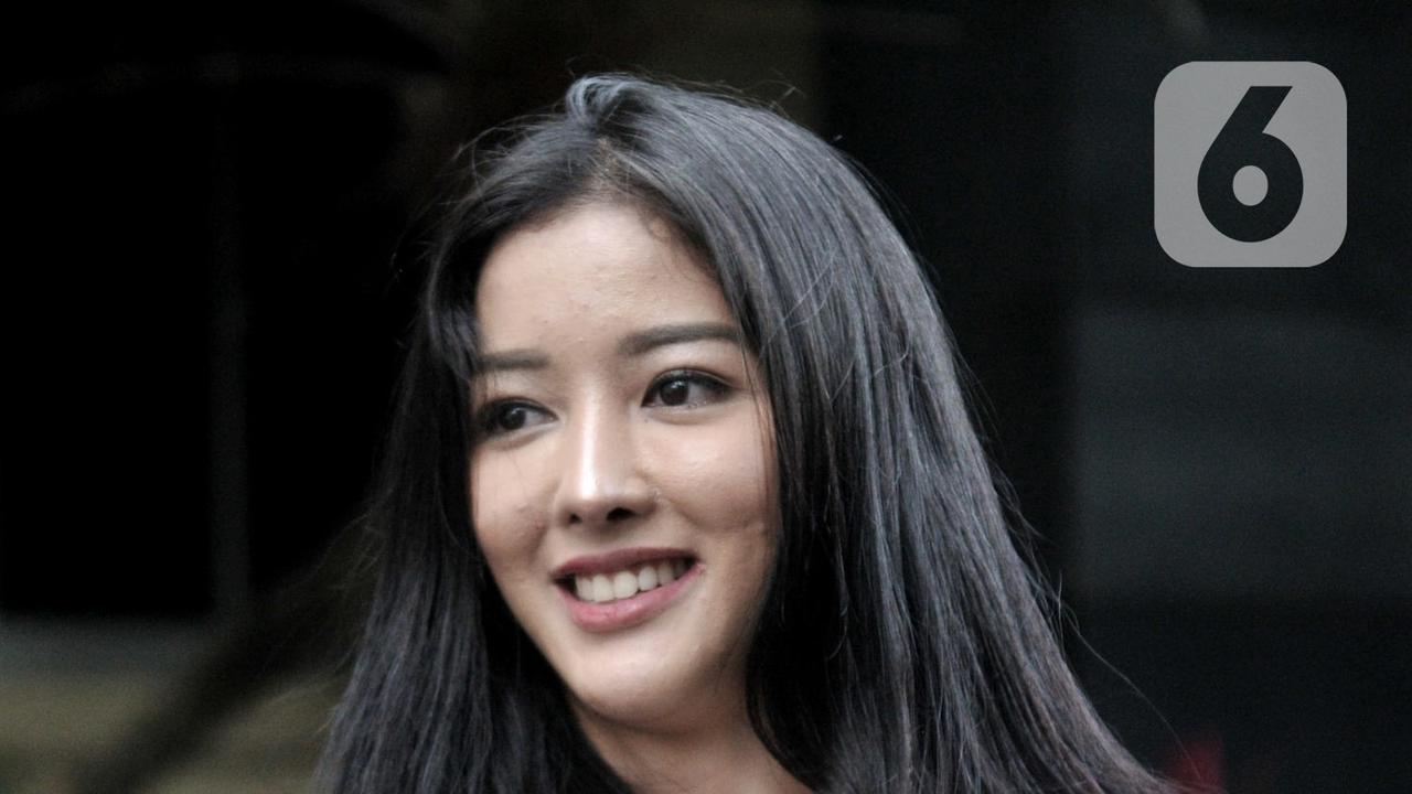 Senyum Lepas Siwi Widi Usai Diperiksa Polisi