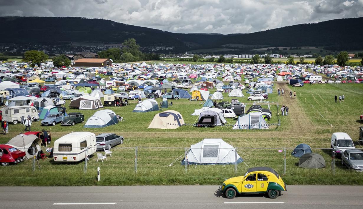 Dalam pertemuan tahunan ke-24 ini, sekitar 5.000 mobil Citroen 2CV dari seluruh dunia berkumpul di pedesaan Swiss. (GABRIEL MONNET/AFP)