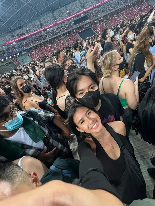 Rupanya, Angga rela meluangkan waktu terbang ke Singapura untuk nonton konser Billie Eilish bareng sang kekasih. Padahal kala itu, aktor 22 tahun itu tengah disibukkan dengan aktivitas promosi film terbaru yakni 'Mencuri Raden Saleh'. Dalam konser tersebut, keduanya kompak memakai outfit warna hitam. (Liputan6.com/IG/@shenacinnamon)