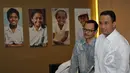 Mendikbud, Anies Baswedan usai memberikan keterangan di  Kemendikbud, Jakarta, Kamis (9/4/2015). Anies berpesan agar peserta ujian belajar dengan keras dan tidur yang cukup sebelum ujian. (Liputan6.com/Yoppy Renato)