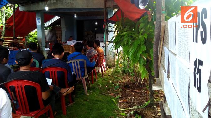 TPS 15 Kelurahan Rawa Makmur Permai Kota Bengkulu terpaksa menggelar Pemungutan Suara Ulang petugas KPPS meloloskan 5 orang mahasiswa (Liputan6.com/Yuliardi Hardjo)