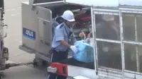 Video Viral Petugas Bagasi Pesawat Ini Patut Diacungi Jempol