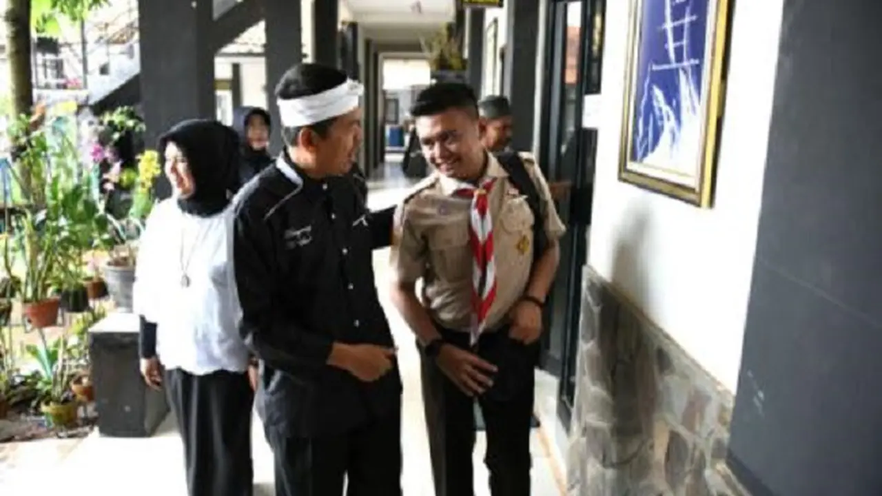 Kisah Pejabat Antar Anak Hari Pertama Sekolah