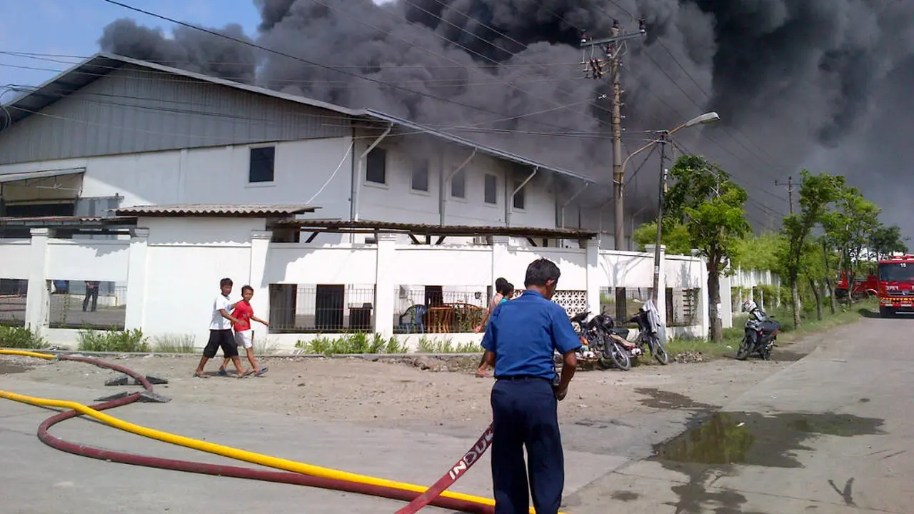 Pabrik Mebel Plastik Terbakar, Asap Hitam Membumbung di Semarang