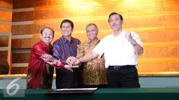 (ki-ka) Ketua Ombudsman RI Amzulian Rifai, Menpan-RB Asman Abnur, Ketua KPK Agus Rahardjo dan Menko Maritim Luhut B Pandjaitan foto bersama usai penandatangan pencanangan zona integritas, Jakarta, Kamis (15/9). (Liputan6.com/Angga Yuniar)