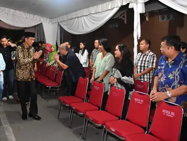 Presiden Joko Widodo (Jokowi) melayat ke rumah duka Didit Supriyadi di Solo, Selasa (3/4) malam. Didit Supriyadi adalah besan Jokowi yang meninggal setelah mendapatkan perawatan yang cukup lama di rumah sakit. (Liputan6.com/Pool/Kris-Biro Pers Setpres)