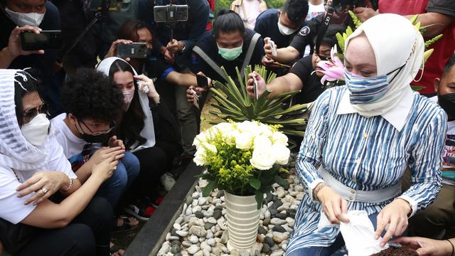 Angelina Sondakh ziarah ke makam suaminya Adjie Massaid usai bebas dari penjara. Angie ditemani anak-anaknya. (Kapanlagi.com/Akrom Sukarya)