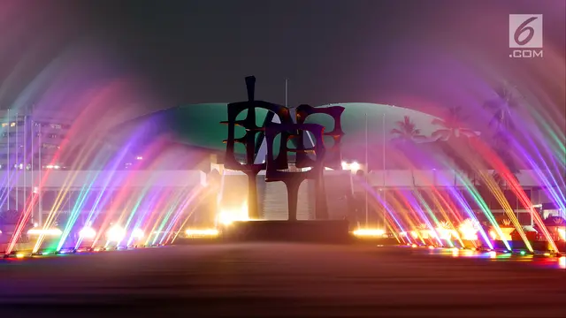 Pemandangan Indah Air Mancur Warna-warni Hiasi Gedung DPR