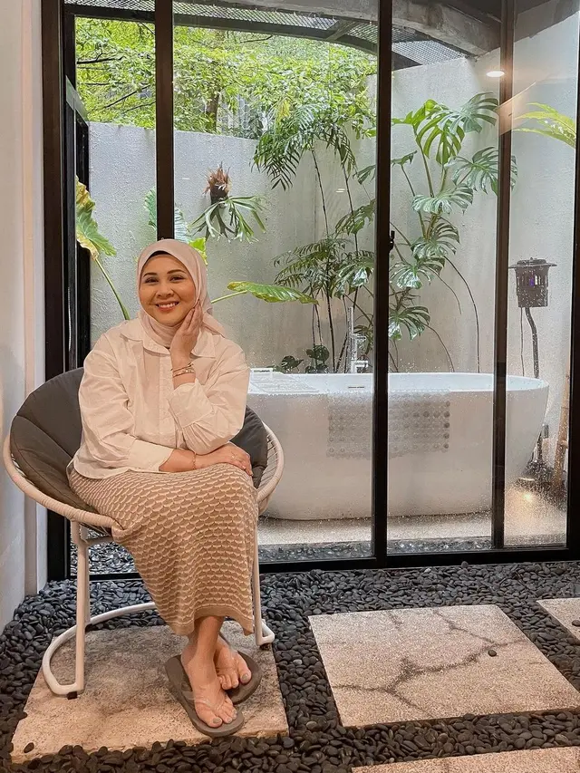 7 Potret Terbaru Kesha Ratuliu, Disebut Makin Langsing Usai Melahirkan