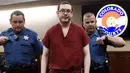 Terdakwa penembak di bioskop Colorado, James Holmes meninggalkan ruangan usai sidang di Centennial, Colorado, Rabu (26/8/2015). James dijatuhi hukuman penjara seumur hidup tanpa pembebasan bersyarat atas pembunuhan 12 orang. (REUTERS/RJ Sangosti/Pool)