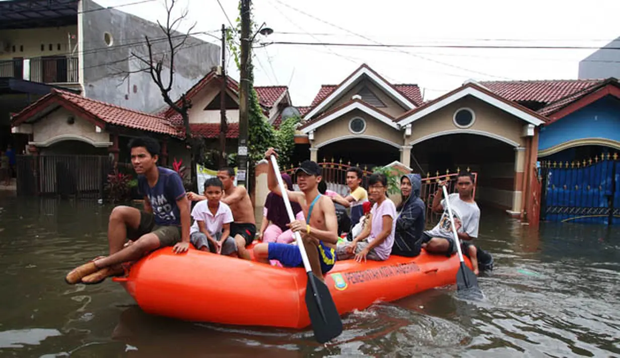 Warga dievakuasi menggunakan perahu karet ketika banjir melanda kawasan Periuk, Tangerang, Banten, Selasa (10/2). Hujan yang terus mengguyur menyebabkan meluapnya Kali Sabi dan merendam ratusan rumah di kawasan tersebut. (ANTARA FOTO/Rivan Awal Lingga)