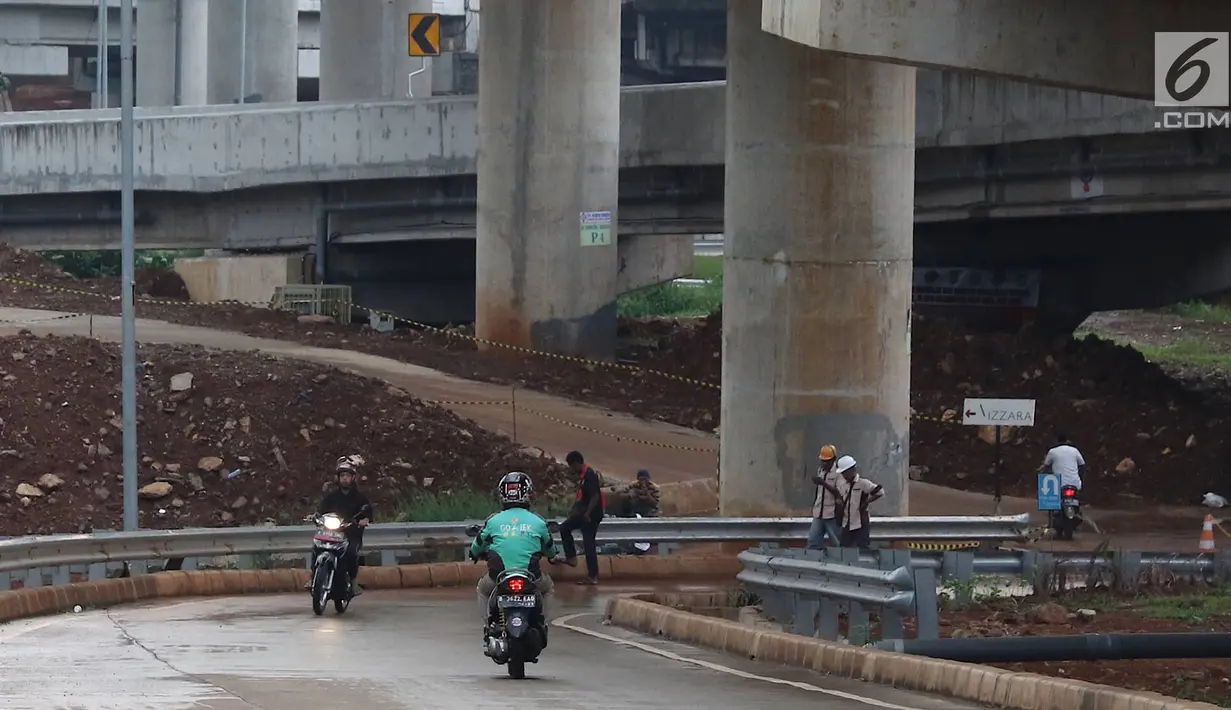 Pengendara sepeda motor melawan arus lalu lintas di akses persimpangan Jalan TB Simatupang - Jalan Antasari di Jakarta, Senin (8/4). Tidak adanya pengawasan serta sanksi tegas bagi pelanggar menyebabkan para pengendara tersebut nekat melawan arus lalu lintas. (Liputan6.com/Immanuel Antonius)