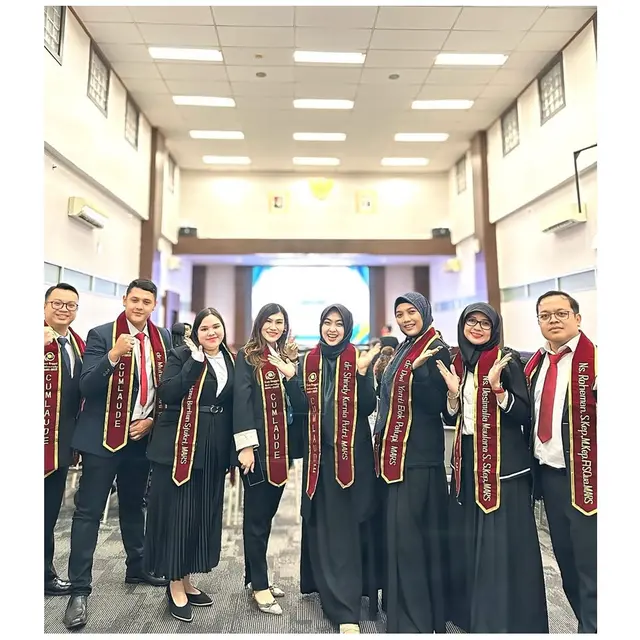 6 Potret Shindy Putri Kakak Ria Ricis Yudisium S2 Prodi MARS, Lulus Bareng Suami