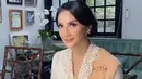 Sebagai sosok yang dikenal memperjuangkan budaya Betawi, Maudy Koesnaedi tampil memukau dengan kebaya modern berhiaskan bordir cantik khas Betawi. Tidak lupa, sanggul khas Betawi menambah keanggunan penampilannya sebagai pembawa acara. (Liputan6.com/IG/@olisherawati)