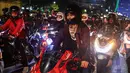 Selebritas Indonesia, Sintya Marisca menunggangi motor saat mengikuti city riding bareng Pertamina Enduro di Jalan Gatot Subroto, Jakarta, Minggu (26/11/2023). (Bola.com/Bagaskara Lazuardi)