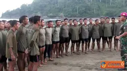 Citizen6, Banyuwangi Selatan: Komandan Pasmar-1 Brigadir Jenderal TNI (Mar) Tommy Basari Natanegara meninjau latihan TW.II TA.2012 Yontaifib-1 Mar di Pantai Rajegwesi Banyuwangi Selatan, Selasa (5/6). (Pengirim: Budi Abdillah)