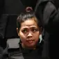 Tersangka kasus pembunuhan Kim Jong-nam, Siti Aisyah berada di Bandara Internasional Kuala Lumpur, Selasa (24/10). Siti Aisyah melakukan reka ulang kejadian di tempat dirinya dituding meracuni kakak tiri pemimpin Korea Utara itu. (AP/Sadiq Asyraf)