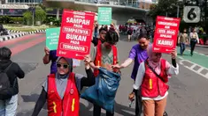 Relawan 'Operasi Semut' dari berbagai komunitas mengajak para pengunjung CFD untuk memungut sampah di Kawasan Bundaran HI, Jakarta, Minggu (19/2/2023). Aksi memungut sampah tersebut merupakan kampanye memperingati 'Hari Peduli Sampah Nasional dan Hari Bersih Indonesia 2023'. (Liputan6.com/Angga Yuniar)