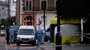 Mobil ambulans dan petugas forensik di lokasi penyerangan pisau di Russell Square, pusat kota London, Inggris, Kamis (4/8). Satu orang perempuan tewas dan lima lainnya terluka akibat aksi serangan pisau yang dilakukan oleh seorang pria (JUSTIN Tallis/AFP)