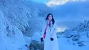 Titi Kamal memilih liburan ke Swiss bersama suami dan dua anaknya. Menikmati salju du Swiss, Titi pun mengenakan long coat putih berbulu pada bagian leher dipadukan inner hitam serasi dengan sepatu dari North Face. Dan membawa sling bag Dior fuchsia. [@titi_kamall]