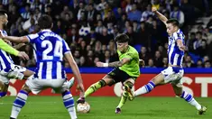 Penyerang Manchester United atau MU Alejandro Garnacho berebut bola bek Real Sociedad Andoni Gorosabel pada laga keenam Grup E Liga Europa 2022/2023 di Anoeta Stadium, Jumat (4/11/2022) dini hari WIB. Manchester United sukses meraih kemenangan 1-0 ketika dijamu klub Spanyol Real Sociedad. (AP Photo/Alvaro Barrientos)