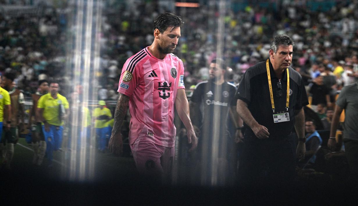 Pemain Inter Miami, Lionel Messi berjalan ke luar lapangan saat jeda babak pertama dalam laga Grup A Piala Dunia Antarklub 2025 melawan Palmeiras di Hard Rock stadium, Miami, Amerika Serikat, Selasa (24/06/2025) WIB. (AFP/Patricia De Melo Moreira)