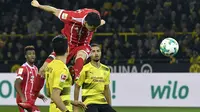 Pemain Bayern, Robert Lewandowski menyundul bola ke gawang Dortmund pada lanjutan Bundesliga di Signal Iduna Park, Dortmund, (4/11/2017). Bayern menang 3-1. (AP/Martin Meissner)