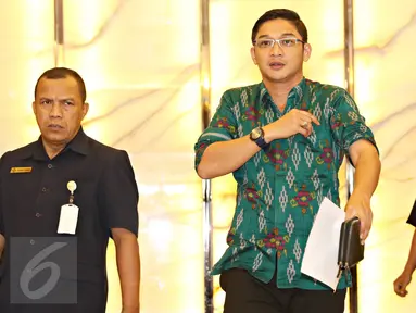 Vokalis Grup Band Ungu berjalan di sekitar Gedung RS Pondok Indah, Jakarta, (10/12). Pasha yang datang untuk menjemput Aliyan Akhtar Raja Sulaiman, putranya dengan Adelia batal karena kondisi Aliyan yang belum stabil. (Liputan6.com/Immanuel Antonius)
