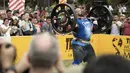 Brian Shaw dari AS mengangkat beban pada kompetisi pria terkuat di dunia atau World’s Strongest Man di Manila, Filipina, 5 Mei 2018. Para peserta harus mengikuti 6 tantangan untuk menyandang gelar manusia terkuat di planet bumi. (NOEL CELIS/AFP)