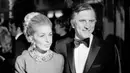 Aktor Hollywood Kirk Douglas dan istrinya Anne menghadiri pemutaran perdana 'Hello Dolly' di Los Angeles, Amerika Seirikat, 19 Desember 1969. Kirk Douglas pemenang untuk Honorary Award pada Piala Oscar 1996. (AP Photo/David F Smith, File)