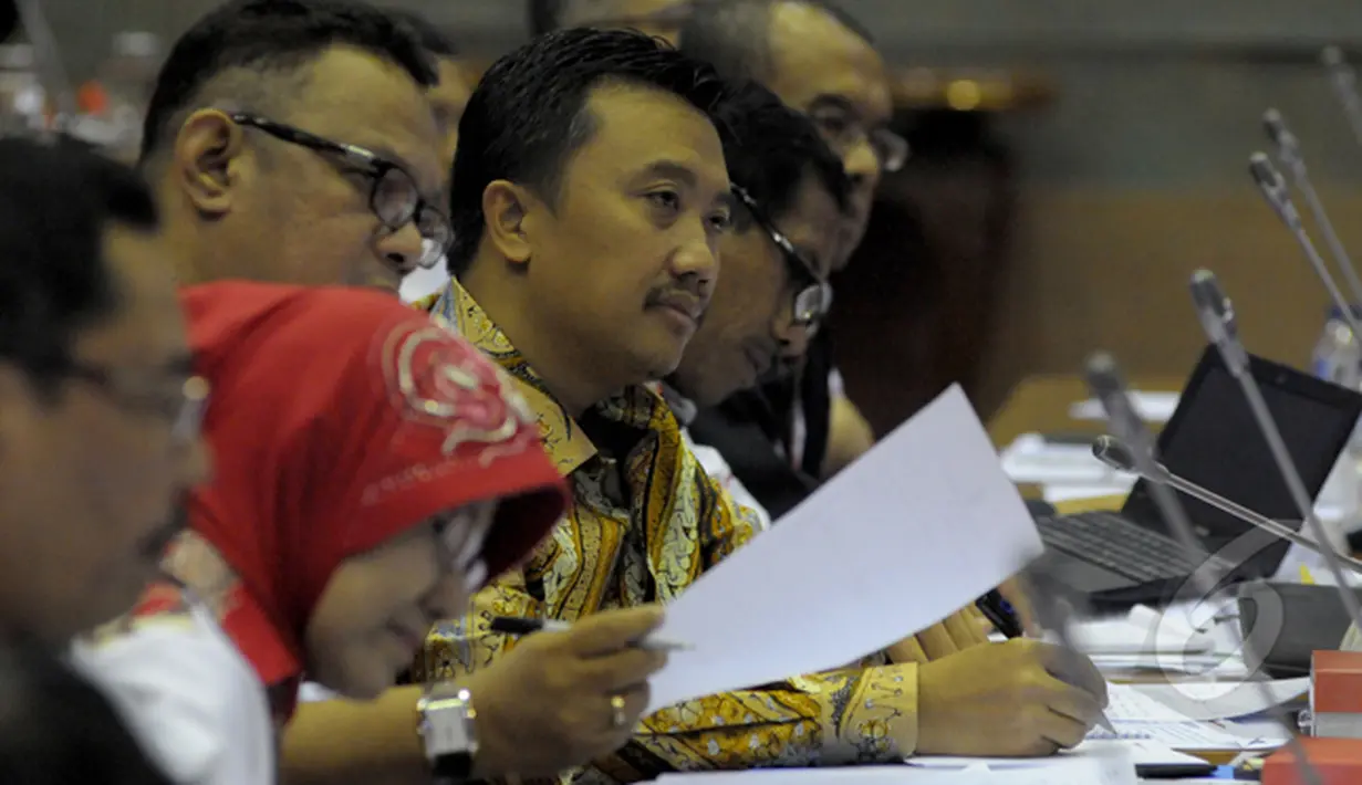 Menteri Pemuda dan Olahraga, Imam Nahrawi menghadiri rapat kerja dengan Komisi X DPR di gedung DPR RI, Senayan, Jakarta, Kamis (5/2/2015). Raker ini membahas tentang RAPBN Perubahan 2015 sesuai nota keuangan. (Liputan6.com/Andrian M Tunay)